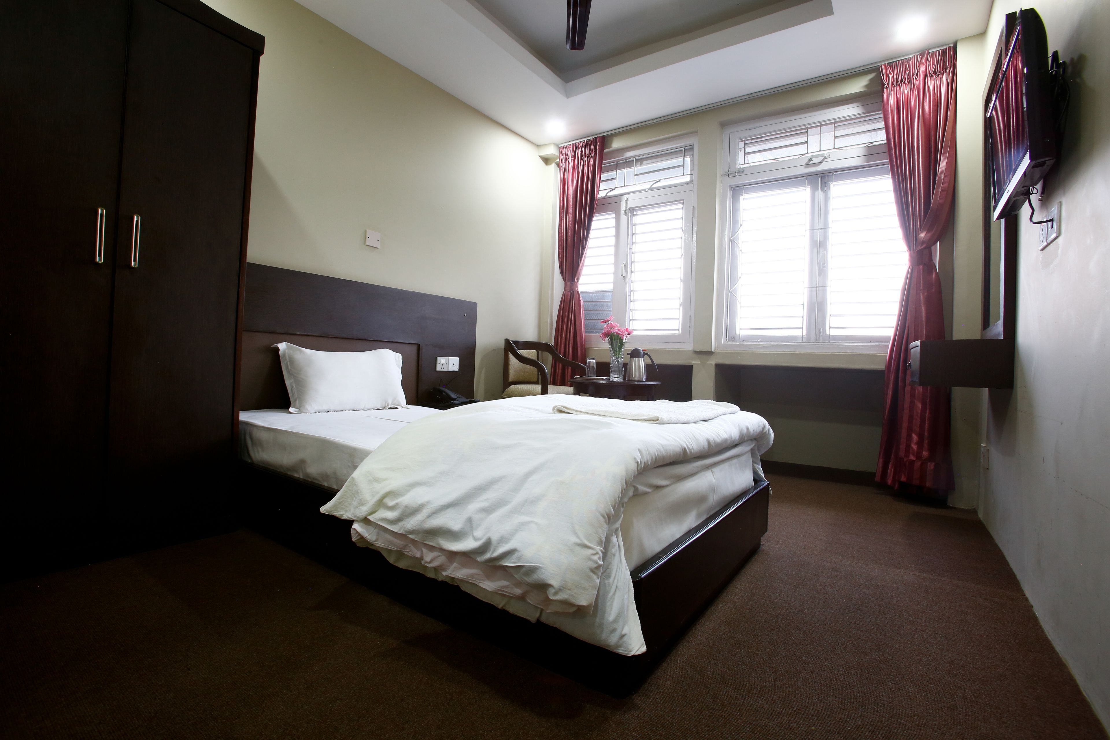 standard single room, 1 single bed, private bathroom | desk, iron/ironing board, free wifi