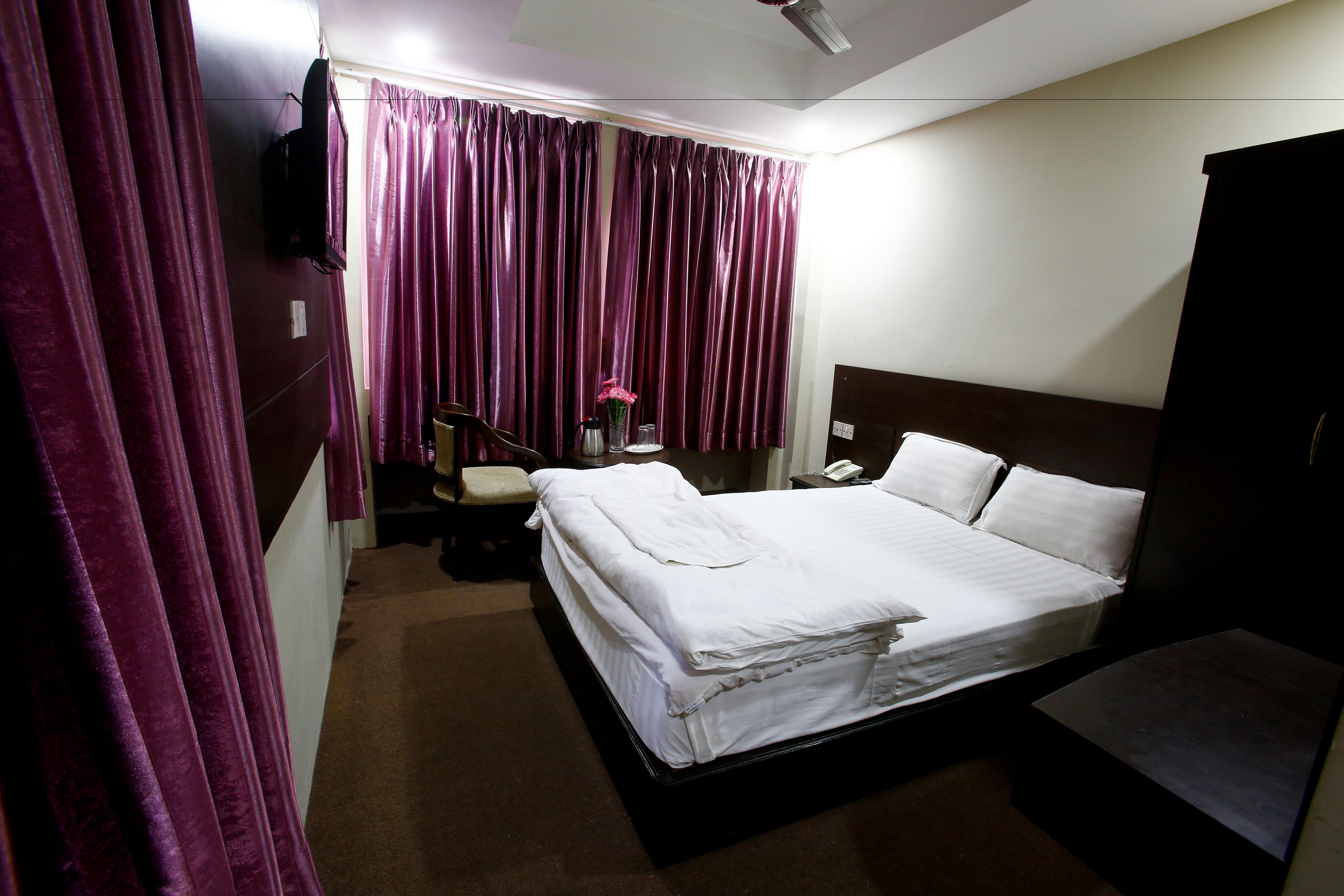 standard twin room, private bathroom | desk, iron/ironing board, free wifi