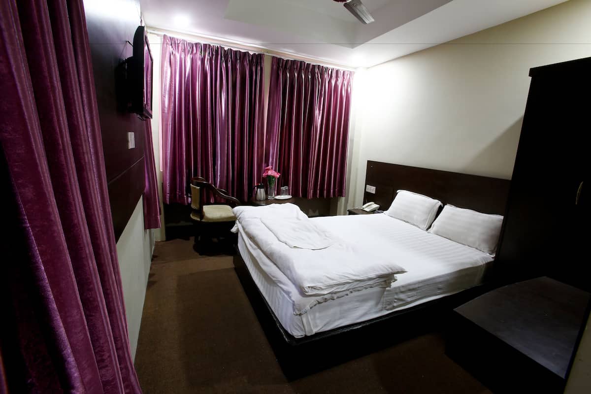 standard twin room, private bathroom | desk, iron/ironing board, free wifi