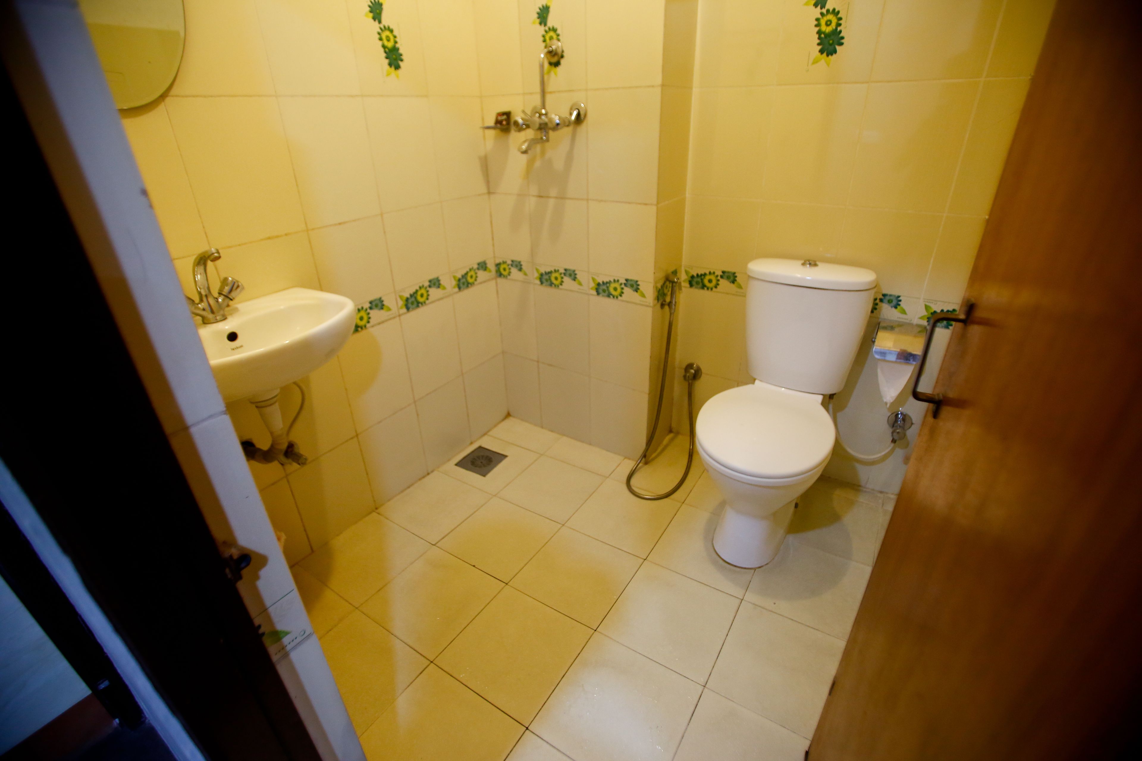 standard triple room, 3 single beds, private bathroom | bathroom | shower, free toiletries, slippers, towels