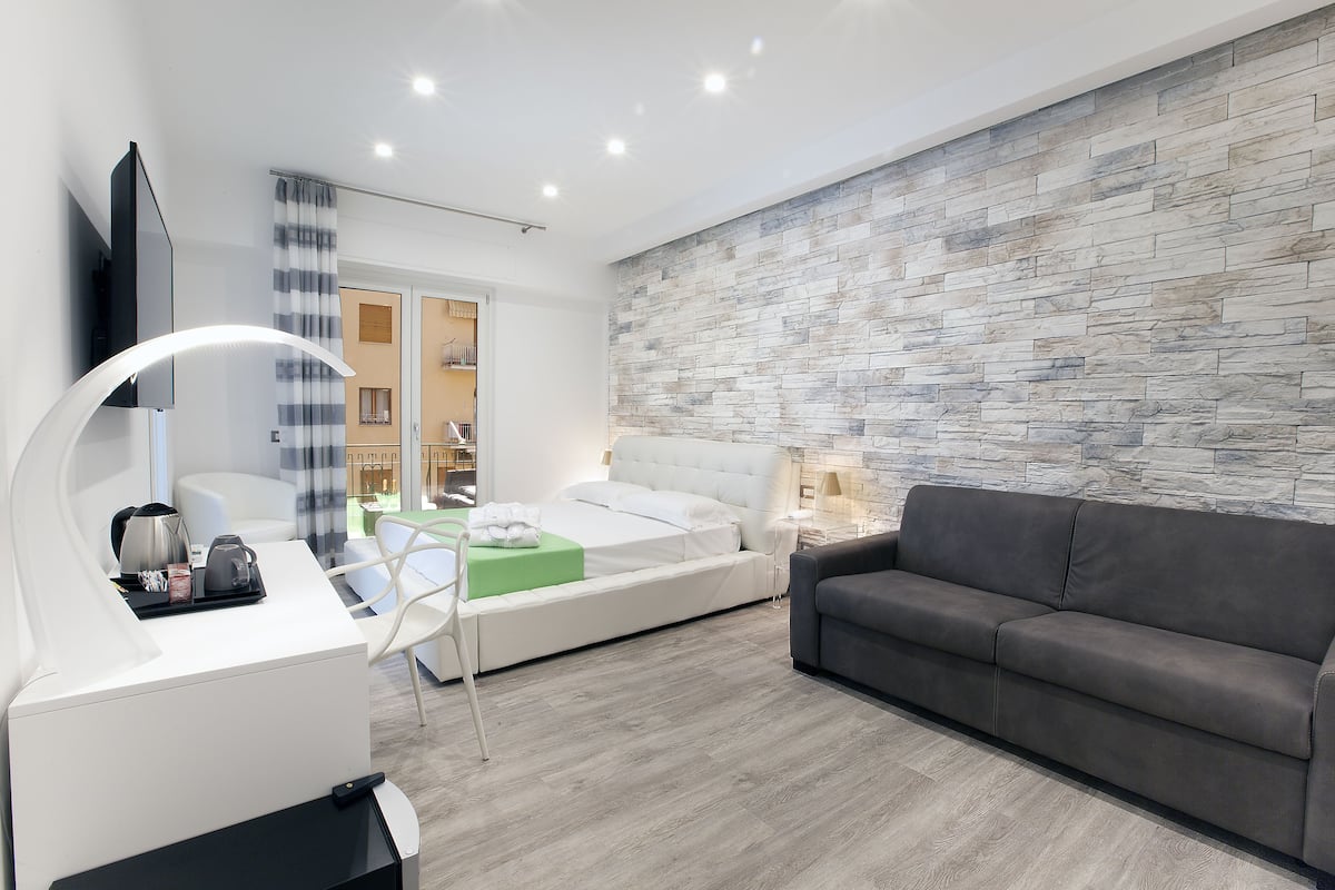 Literie de qualité, minibar, coffre-fort, décor unique