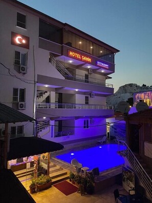 Façade de l’hébergement - soirée/nuit