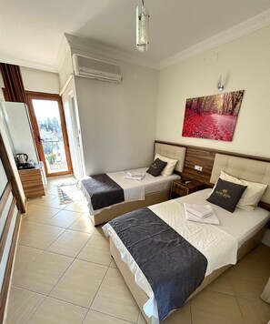 Standard Twin Room, 2 Twin Beds | In-room safe, free WiFi, bed sheets - Hotel Sahin (Denizli)