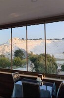 Café da manhã com buffet grátis todos os dias