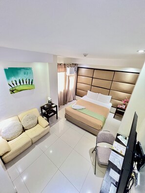 Habitación familiar | Ropa de cama hipoalergénica y caja de seguridad en la habitación