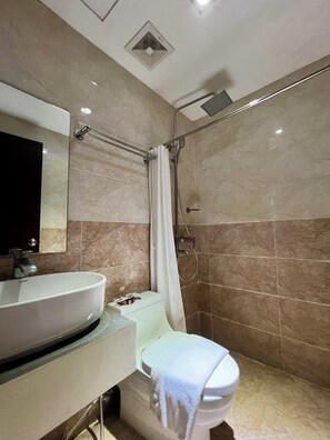 Superior Room | Bathroom | Shower, rainfall showerhead, free toiletries, bidet - Canberry Hotel (Cebu City)
