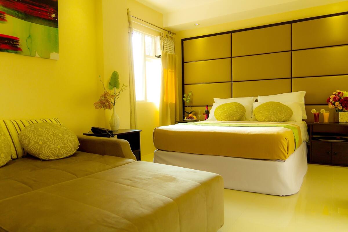 Family Room | Hypo-allergenic bedding available, in-room safe, desk, soundproofing