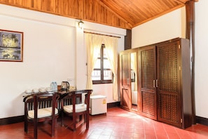 Family Triple Room | In-room safe, desk, free WiFi, bed sheets