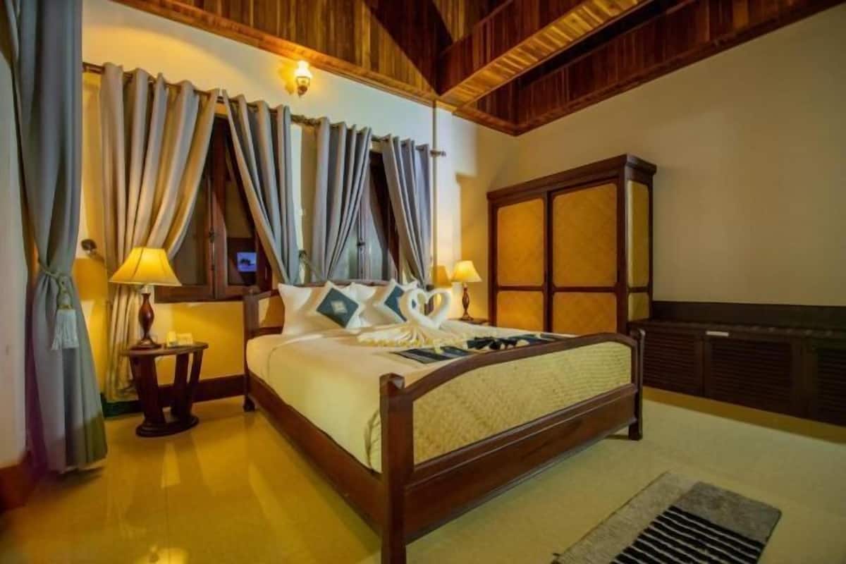 In-room safe, desk, free WiFi