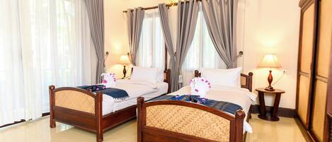 Deluxe Twin Room | Outdoor pool