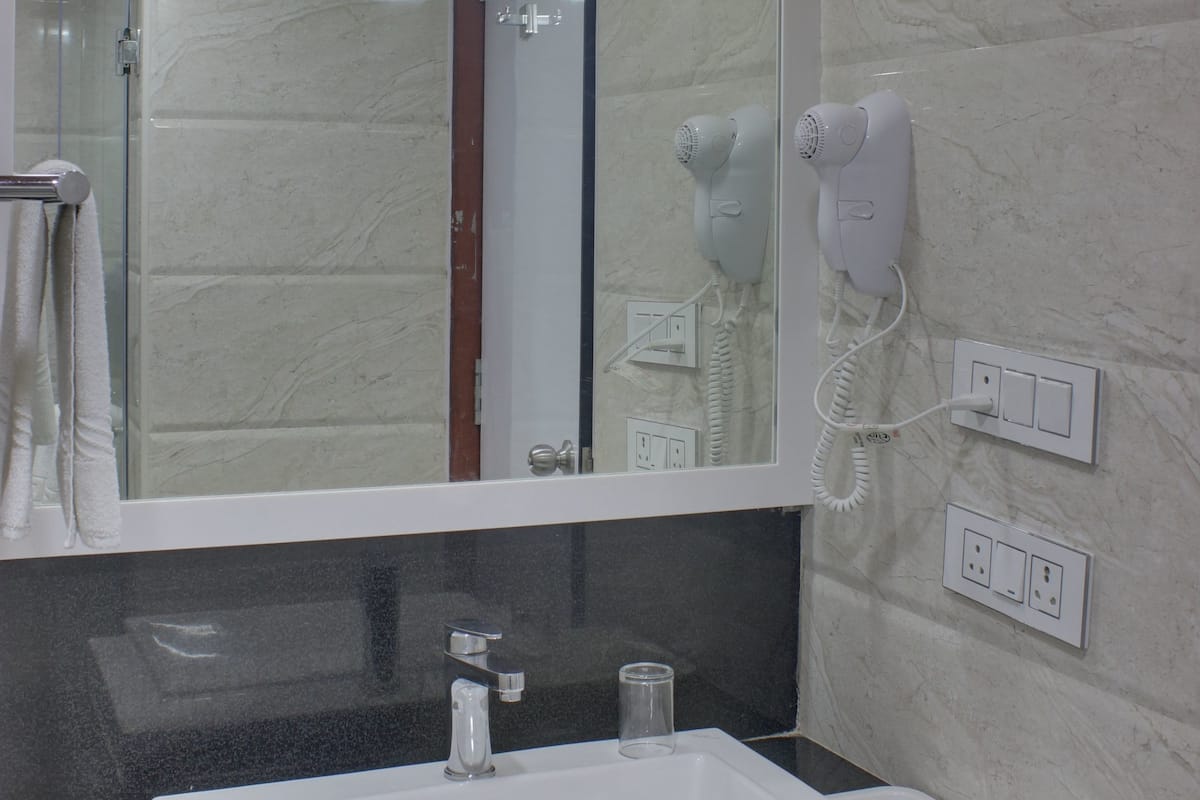 Habitación Premium | Baño | Regadera y amenidades de baño gratuitas