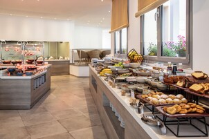 2 间餐厅，供应早餐、午餐和晚餐，国际美食