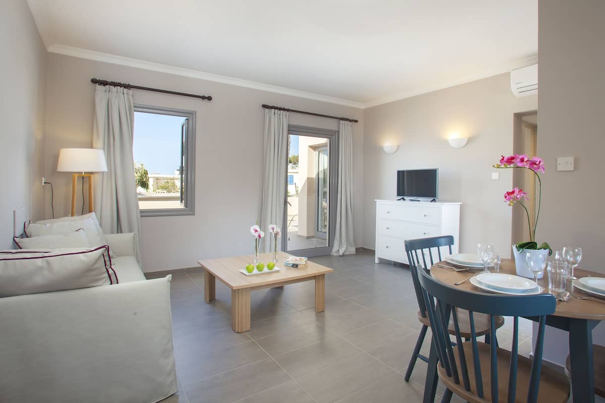 Een kluis op de kamer, een bureau, geluiddichte muren, gratis wifi