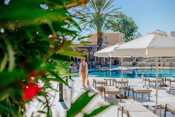 2 outdoor pools, pool umbrellas, pool loungers