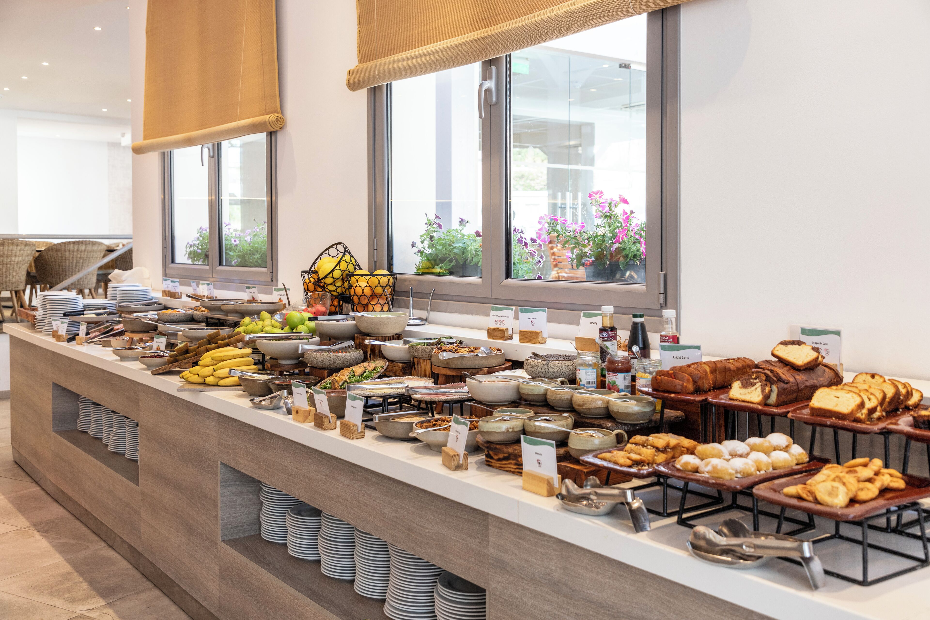 2 restaurants, breakfast, lunch, dinner served; international cuisine