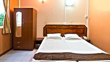 Premium bedding, in-room safe, desk, free WiFi