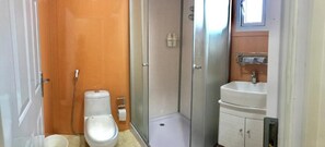 Shower, free toiletries, towels - The PARK HOUSE (Malé)