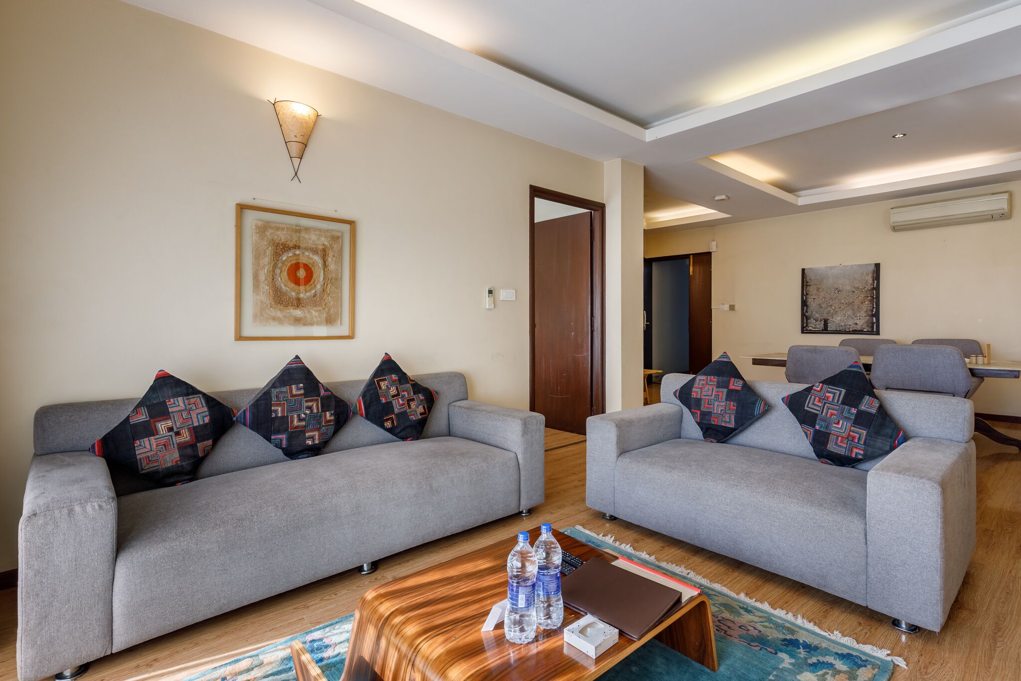 2 Bedroom Residence Apartment | Área de sala de estar | Televisión de 32 pulgadas con canales por cable 