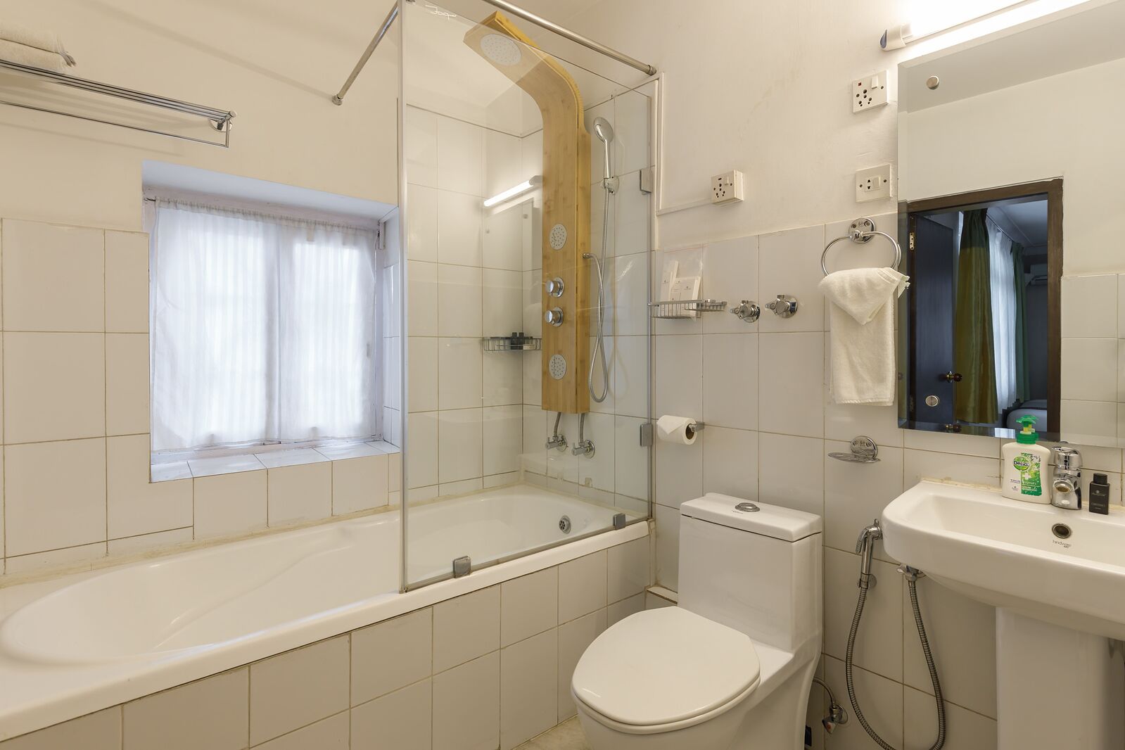 Un baño con bañera, inodoro y lavamanos.