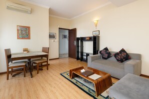 1 Bedroom Residence Apartment | Wohnbereich | 32-Zoll-Fernseher mit Kabelempfang