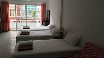 Triple Room | Bộ đồ giường cao cấp, nệm có lớp đệm bông, két bảo mật tại phòng