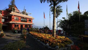 Vista frontal de la propiedad