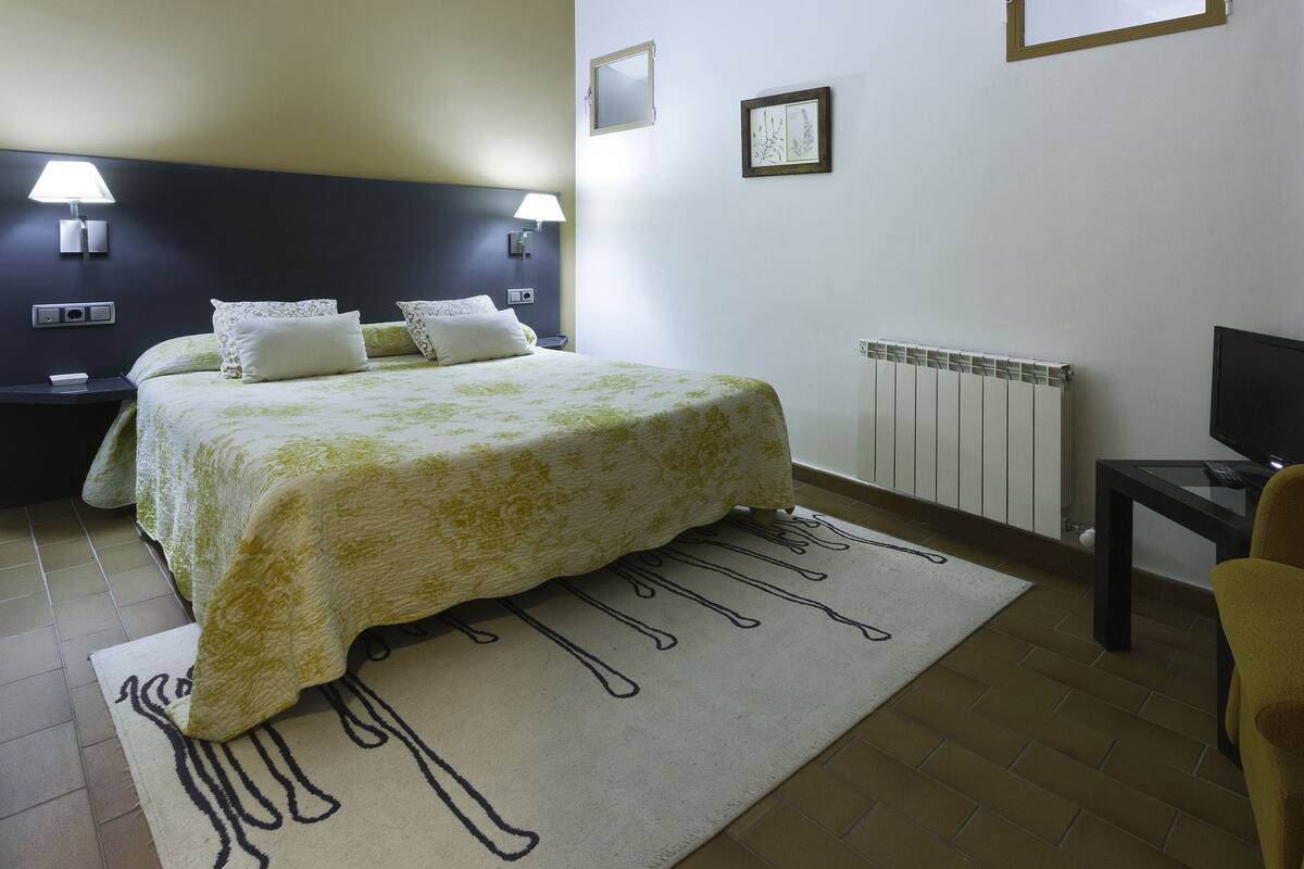 Family Room | Desk, free WiFi