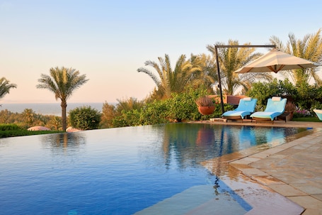 2 piscinas al aire libre, sombrillas, sillones reclinables de piscina