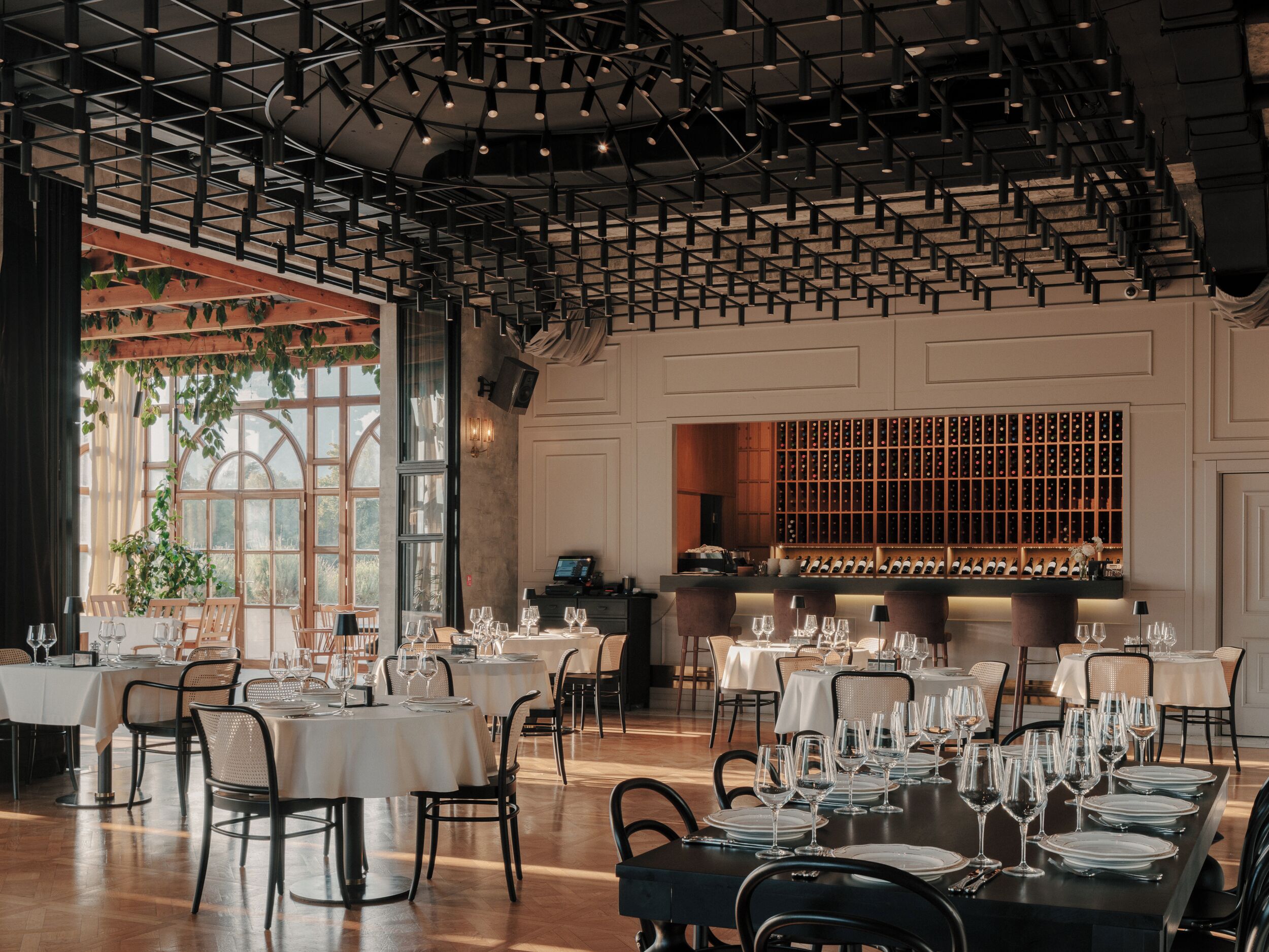 5 restaurants, breakfast, lunch, dinner served; local cuisine