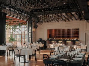 5 restaurantes; se sirve desayuno, almuerzo y cena; cocina local