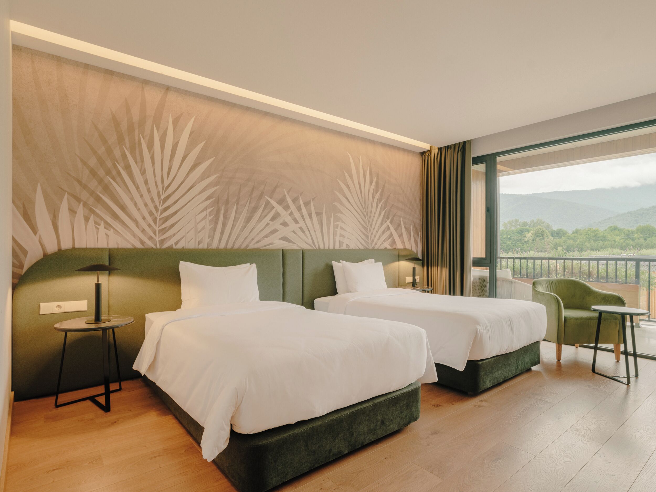 Frigobar, cofres nos quartos, espaço de trabalho para notebook