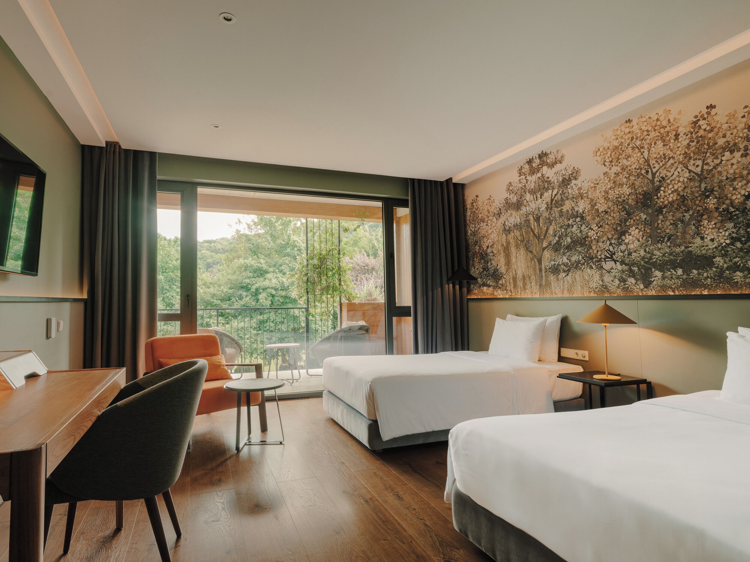 Frigobar, cofres nos quartos, espaço de trabalho para notebook