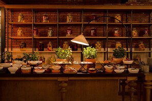 5 restaurantes; se sirven desayunos, almuerzos, cenas y cocina local