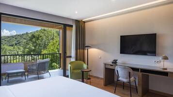 Premium Room, 1 Double Bed | Minibar, in-room safe, laptop workspace, iron/ironing board