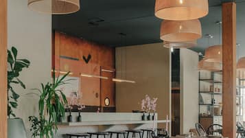 5 restaurants; breakfast, lunch, and dinner served