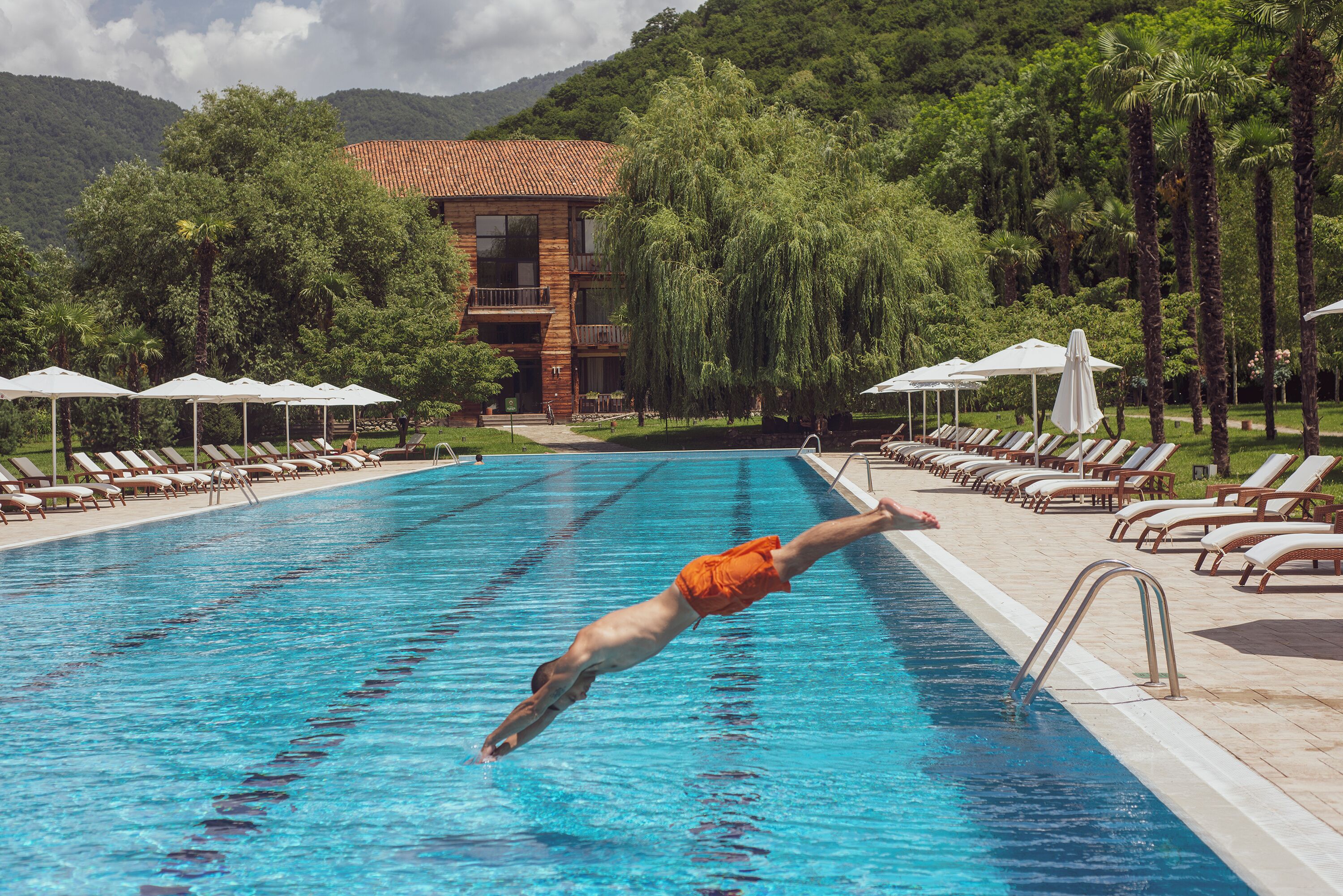 Una piscina techada, una piscina al aire libre de temporada
