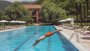 Una piscina techada, una piscina al aire libre de temporada