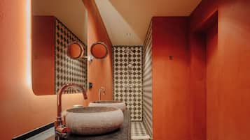 Chambre Triple Familiale (Superior) | Salle de bain | Articles de toilette gratuits, sèche-cheveux, peignoirs, chaussons