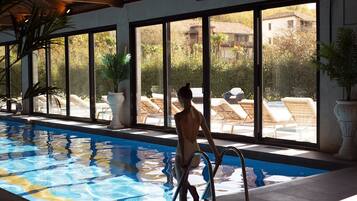 Alberca techada, alberca al aire libre por temporada y camastros