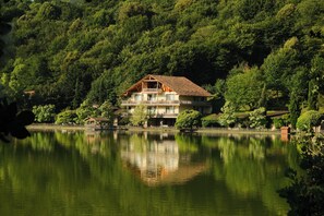 Vista frontal de la propiedad