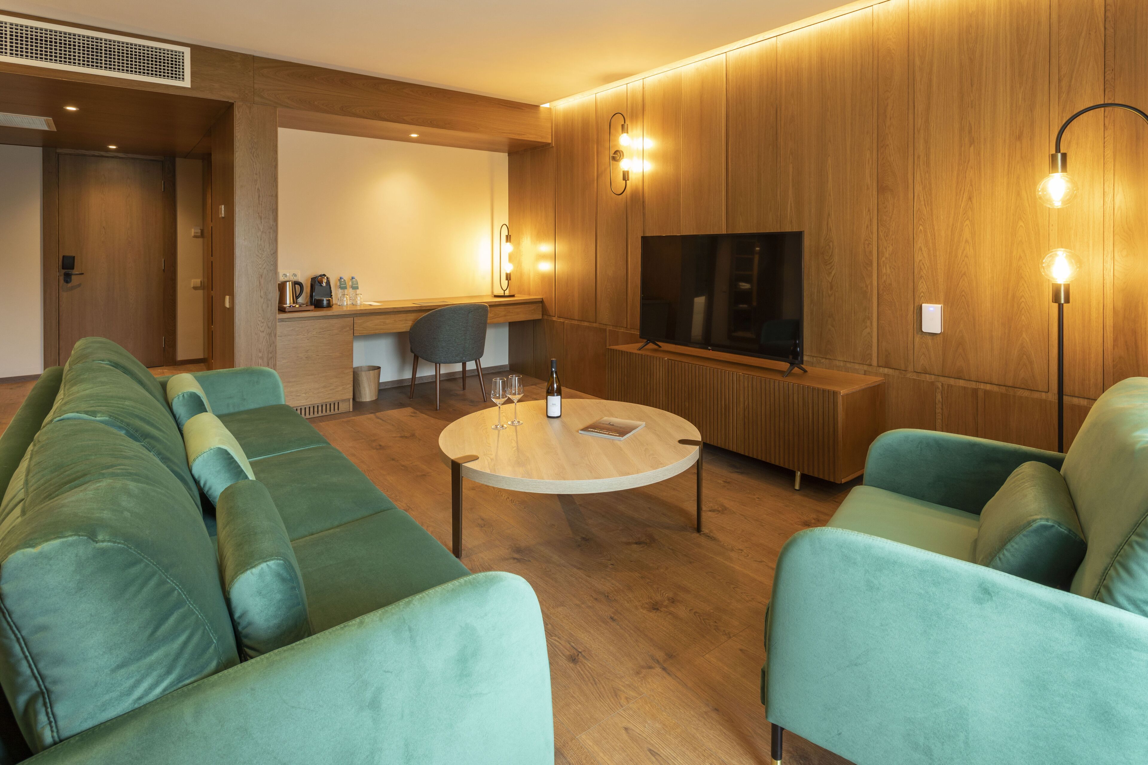 minibar, in-room safe, laptop workspace, iron/ironing board