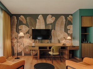 Habitación triple superior | Minibar, caja fuerte, espacio para trabajar con un portátil