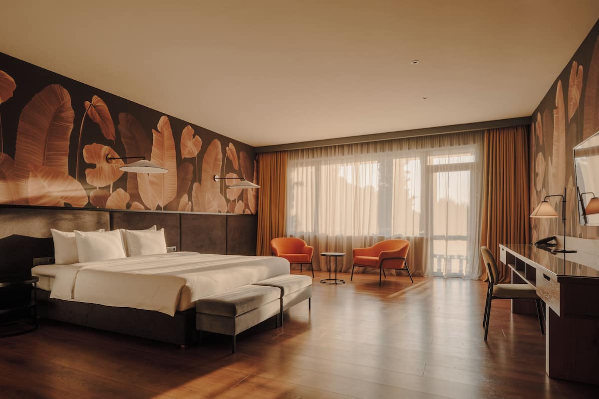 Frigobar, cofres nos quartos, espaço de trabalho para notebook