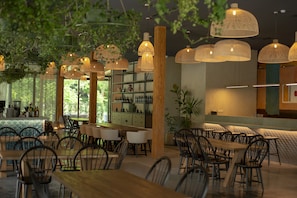 5 restaurants, breakfast, lunch, dinner served; local cuisine