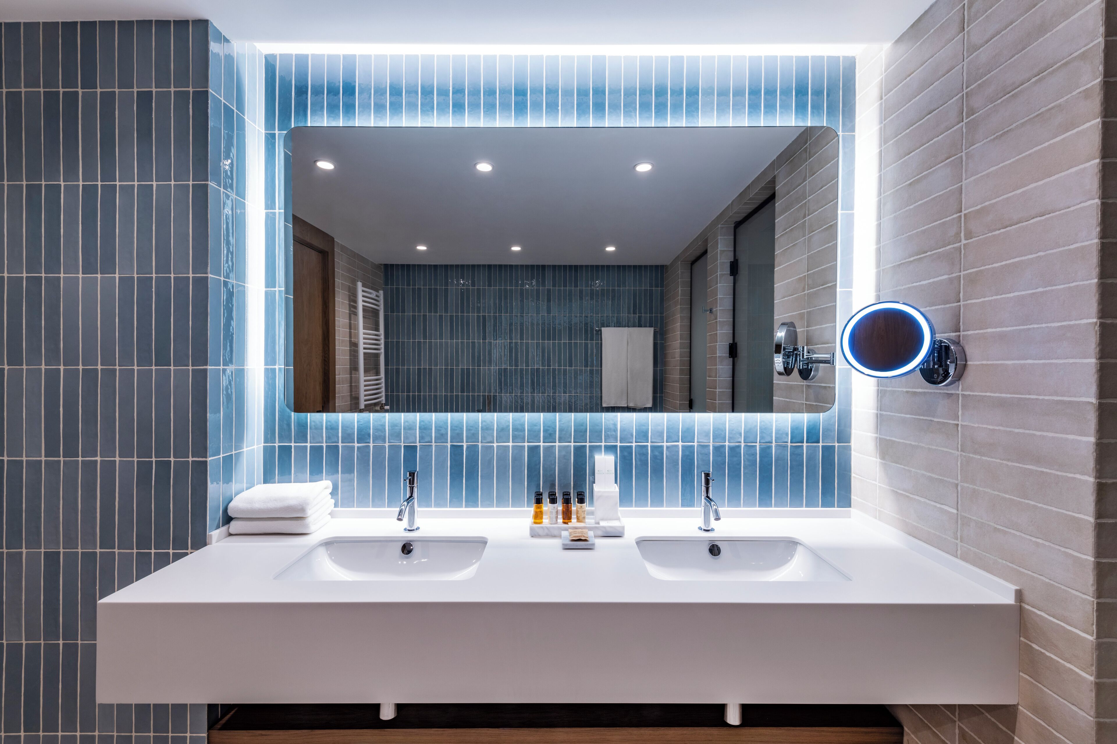 executive suite | bathroom | free toiletries, hair dryer, bathrobes, slippers