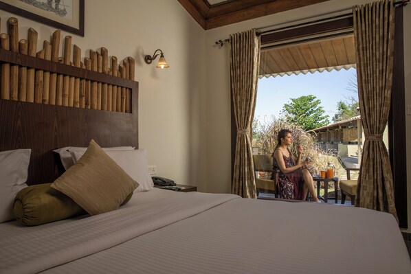 Egyptian cotton sheets, premium bedding, desk, laptop workspace - Asiatic Lion Lodge (Mendarda)