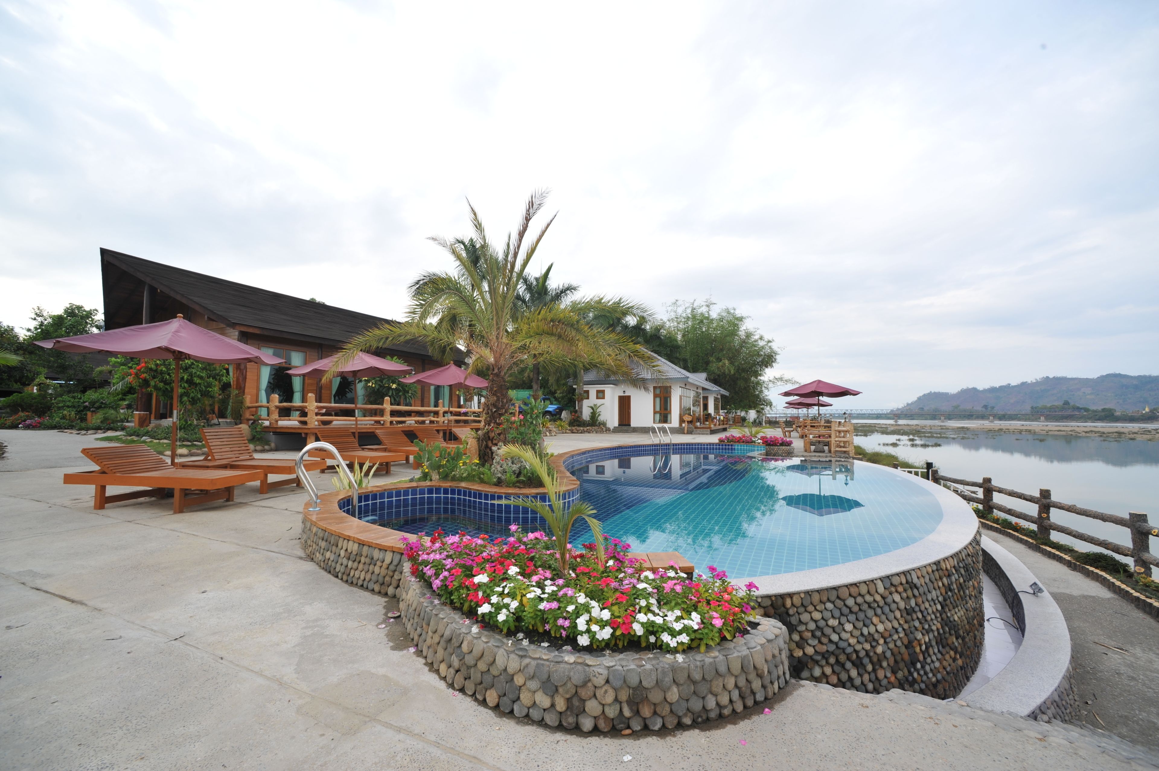 حمّام سباحة خارجي