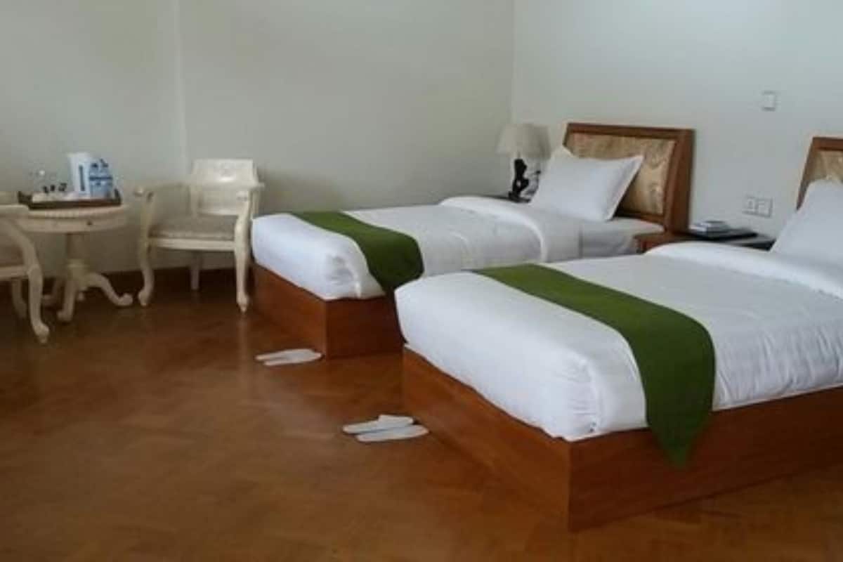 Deluxe Room, River View | Minibar, in-room safe, desk, blackout drapes