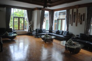 Área de estar no saguão