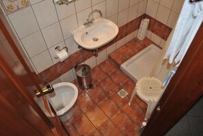 A bathroom with a sink, toilet, and bathtub. - Guesthouse Papagiannopoulou (Zagora-Mouresi)